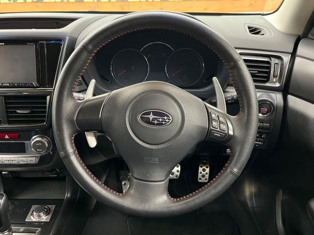 �y�����v�����X�e�A�����O�z�㎿�Ȋv���g�p���邱�ƂŁA��ɂ����������݂ƂĂ��^�]���₷���n���h���ł���