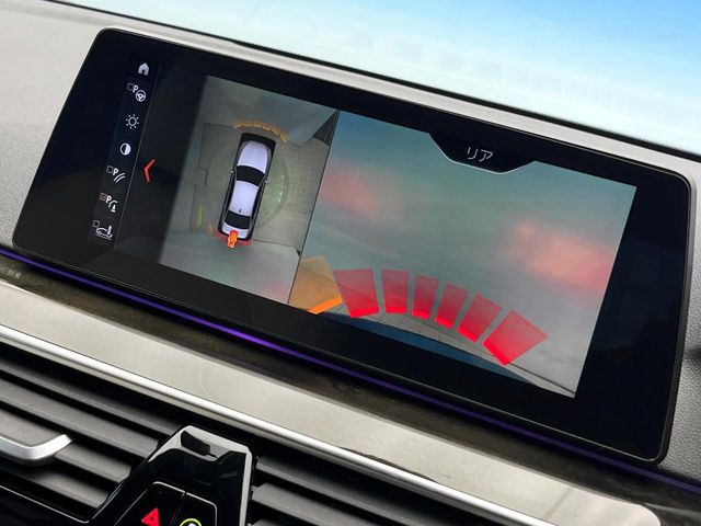 ���p�m���~�b�N�r���[���j�^�[:��p�̃J�����ɂ��A�ォ�猩���낵���悤�Ȏ��_��360�x�N���}�̎��͂��m�F���邱�Ƃ��ł��܂������p�������m�F���₷���A�����ꏊ�ł̐؂�Ԃ��⒓�Ԃ��X���[�Y�ɍs���܂��B