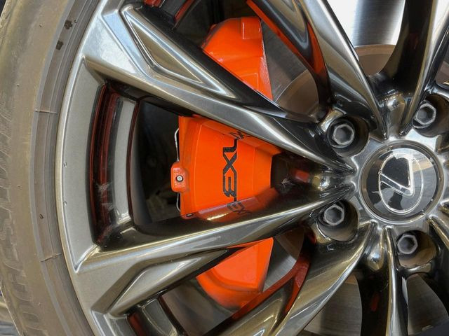 【オレンジキャリパー】ハイパワー車両には強力なブレーキが必須!色鮮やかなキャリパーがスポーティな印象を引き立てます。