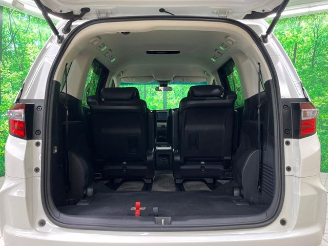 ���i�̂���������ʋ΁A���}���ɏ\���ȉ׎��X�y�[�X���m�ۂ��Ă���܂��B�Z�J���h�V�[�g��|���ƁA�傫�ȉו��̐ύڂ��\�ł���