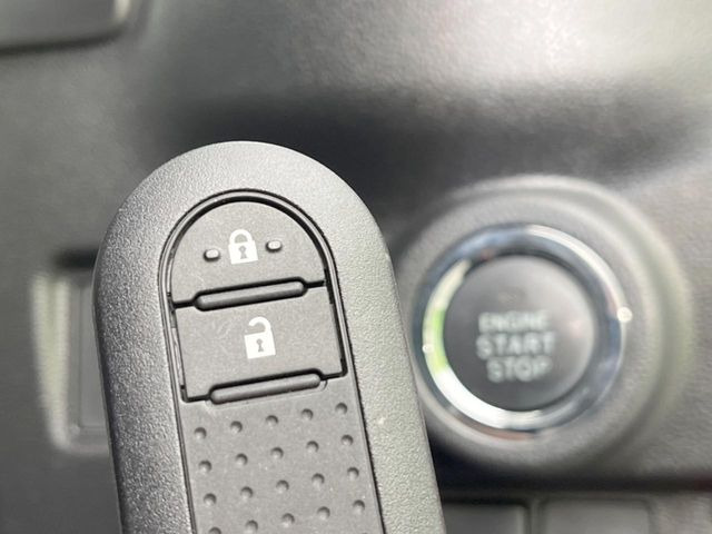 【キーフリーシステム】カバンやポケットに入れたままでもドアの施錠・解錠が可能なスマートキーを装備。エンジンのオン・オフ時もカギを取り出す必要が無いからとっても便利です♪