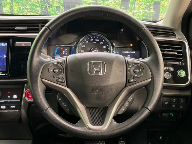 �C���e���A�ɍ��킹���f�U�C���̃X�e�A�����O�́A�^�]�������̂��Ƃ��l���A�^�]���₷���`��A�傫���ł��B�����x�A���ۂɐG���Ă��m���߂��������B