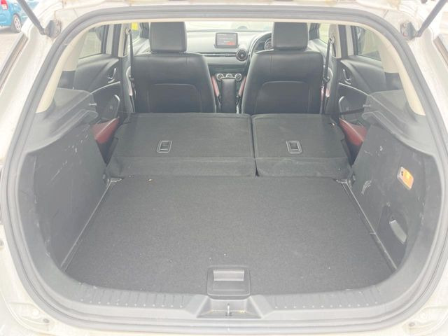 ���i�̂���������ʋ΁A���}���ɏ\���ȉ׎��X�y�[�X���m�ۂ��Ă���܂��B�Z�J���h�V�[�g��|���ƁA�傫�ȉו��̐ύڂ��\�ł���