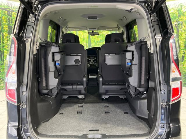 後席を格納すると、これだけの広さが!シーンに合わせたシートアレンジで、大きな荷物も積むことが出来ます♪
