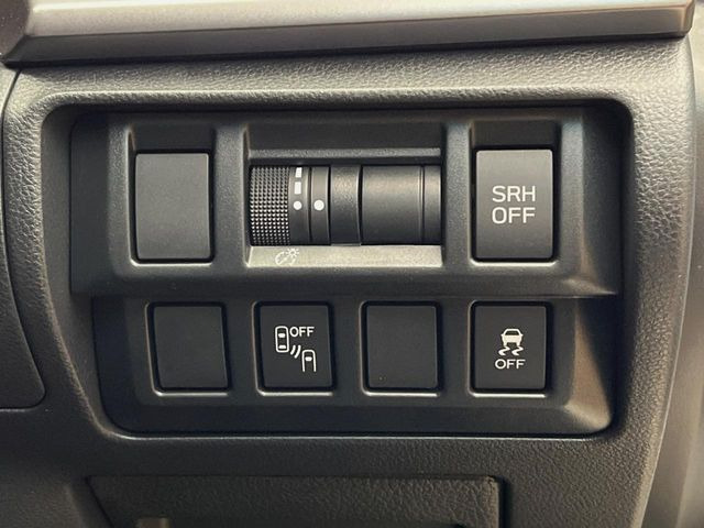 【リヤビークルディティクション】走行中、ドアミラーの死角になりやすい箇所に後続車が接近するとサイドミラー付近に警告を表示、ドライバーに注意喚起と、万一の際はハンドル操作をアシストをします。