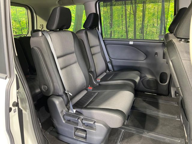 二列目中央はウォークスルーとなっております。二列目と三列目の移動や乗り降りがとっても楽になるので、乗り降りの際もストレスを感じることはありません♪