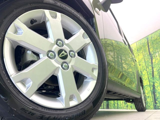 【純正15インチアルミホイール】外観にマッチした純正アルミホイールを装着しております。各種社外アルミホイールや、スタッドレスタイヤも取扱いしております。是非ご相談ください♪