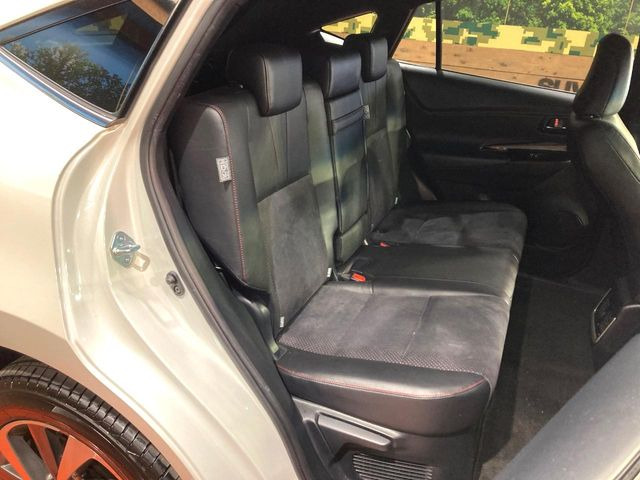 後部座席も気になるようなキズ・汚れやへたり等、大きなダメージはなく、良好な状態です。