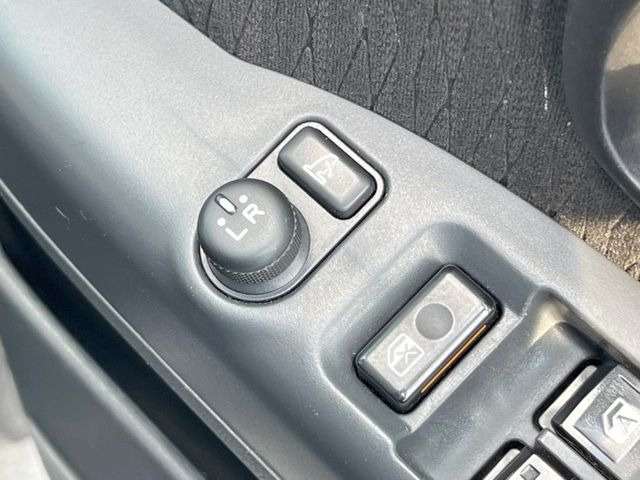 �y�d���i�[�~���[�z�T�C�h�~���[�͓d���i�[���ƂȂ��Ă���A�������ԏ�ł��L�Y�������X�N��}�����܂��B