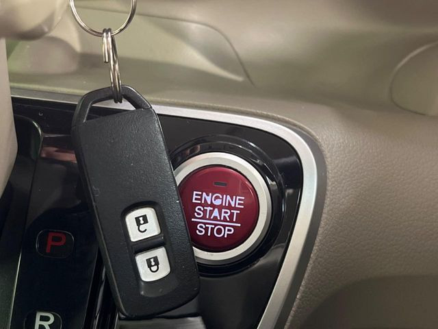 【Hondaスマートキー】カバンやポケットに入れたままでもドアの施錠・解錠が可能なスマートキーを装備。エンジンのオン・オフ時もカギを取り出す必要が無いからとっても便利です♪