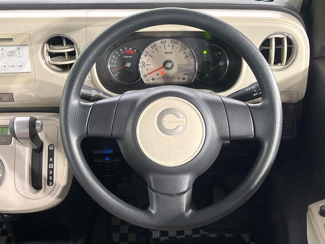 �C���e���A�ɍ��킹���f�U�C���̃X�e�A�����O�́A�^�]�������̂��Ƃ��l���A�^�]���₷���`��A�傫���ł��B�����x�A���ۂɐG���Ă��m���߂��������B