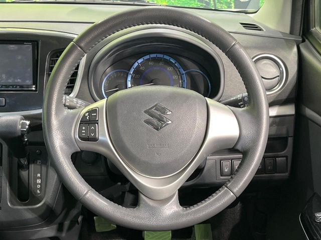 �C���e���A�ɍ��킹���f�U�C���̃X�e�A�����O�́A�^�]�������̂��Ƃ��l���A�^�]���₷���`��A�傫���ł��B�����x�A���ۂɐG���Ă��m���߂��������B