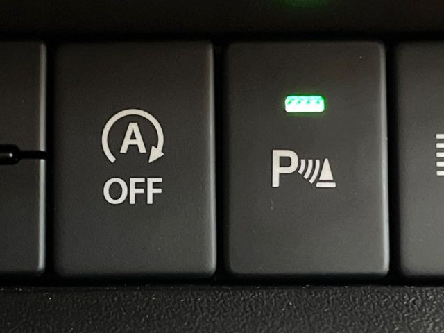 【アイドリングストップ】赤信号や渋滞で停車した際にエンジンを停止し、無駄な燃料の消費を抑えます。燃費向上や環境保護につなげる機能♪エンジンはブレーキを離せば再始動します。