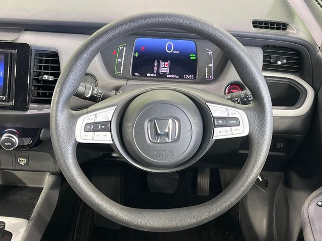 �C���e���A�ɍ��킹���f�U�C���̃X�e�A�����O�́A�^�]�������̂��Ƃ��l���A�^�]���₷���`��A�傫���ł��B�����x�A���ۂɐG���Ă��m���߂��������B