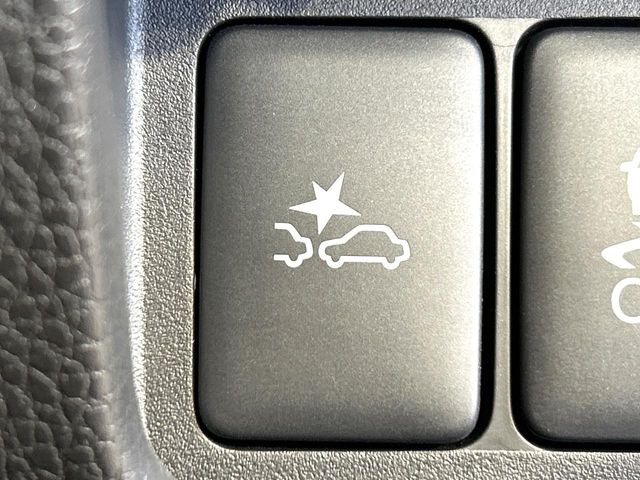 �y�G�}�[�W�F���V�[�u���[�L�z���s���ɑO���̎ԗ�����F�����A�Փ˂������Ȏ��͌x��ƃu���[�L�ŏՓˉ���Ɣ�Q�y�����A�V�X�g�B�����S�Ƀh���C�u�����y���݂��������܂��B