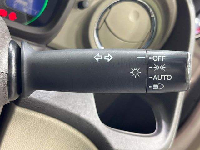 【オートライト】周りの明るさに応じて自動でヘッドライトの点灯・消灯ができる機能です!ライトの付け忘れ・消し忘れなどが無くなり、雨の日や夕方の走行も安心!トンネル通過時も便利ですね♪