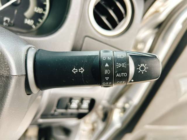 �y�I�[�g���C�g�z�ԊO�̖��邳�����m���āA�����I�Ƀw�b�h���C�g��_�����Ă���܂���g���l���𑖍s����ۂɂ��A�����I�ɓ_�����Ă���ĕ֗��ȑ�����1�ł���