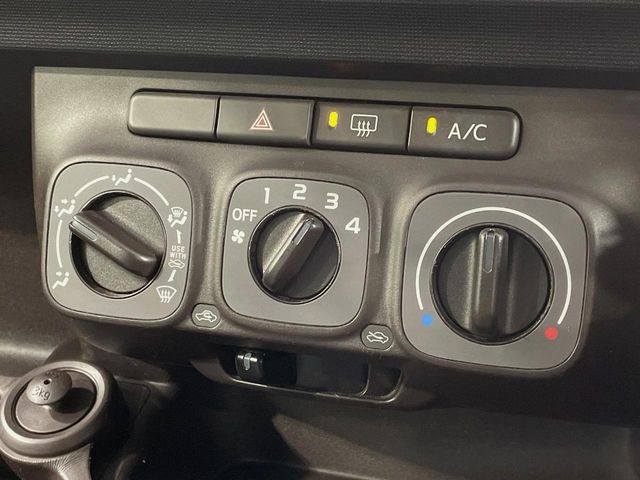寒い冬も暑い夏も全席に快適な空調を届けてくれる、ダイヤル式エアコンを装備♪