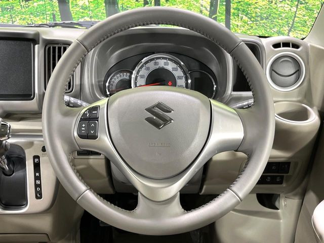 �C���e���A�ɍ��킹���f�U�C���̃X�e�A�����O�́A�^�]�������̂��Ƃ��l���A�^�]���₷���`��A�傫���ł��B�����x�A���ۂɐG���Ă��m���߂��������B