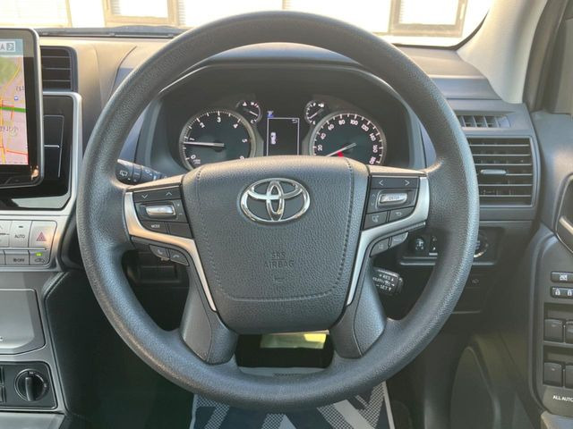 �C���e���A�ɍ��킹���f�U�C���̃X�e�A�����O�́A�^�]�������̂��Ƃ��l���A�^�]���₷���`��A�傫���ł��B�����x�A���ۂɐG���Ă��m���߂��������B