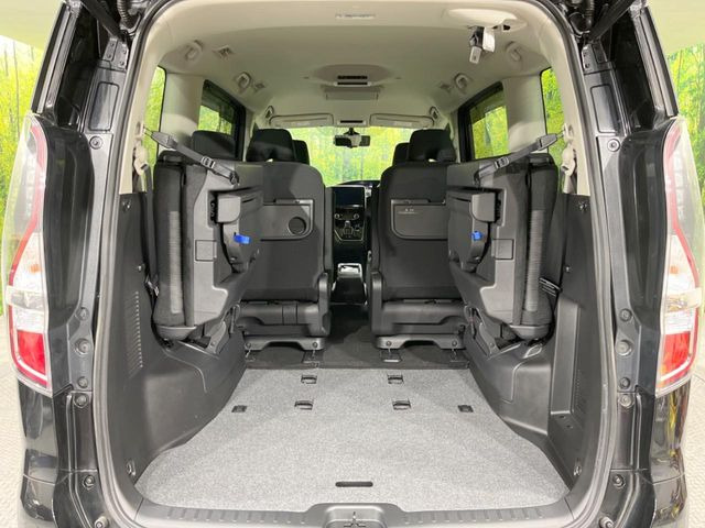 後席を格納すると、これだけの広さが!シーンに合わせたシートアレンジで、大きな荷物も積むことが出来ます♪