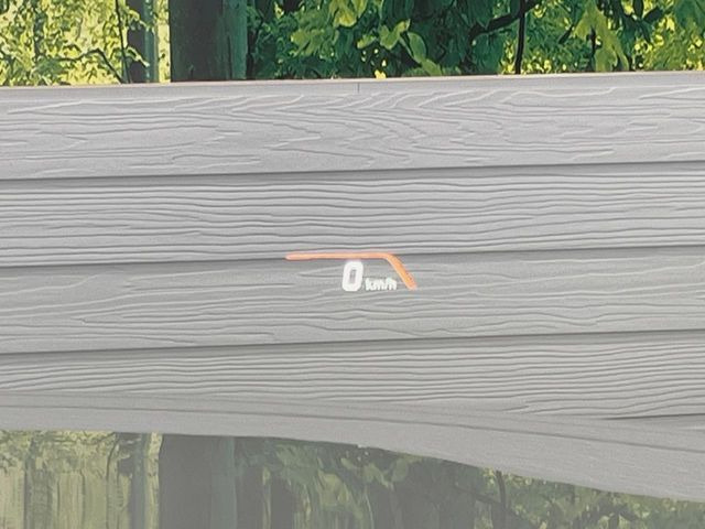 �y�J���[�w�b�h�A�b�v�f�B�X�v���C�z���݂̑��x�⑖�s�����f�W�^���\���ŉ^�]�ȑO���̃K���X�ɓ��e!�J���[�t���Ŏ��F���������A�^�]���ڐ������炳���K�v�ȏ����m�F�ł���̂łƂ��Ă��֗��ň��S!