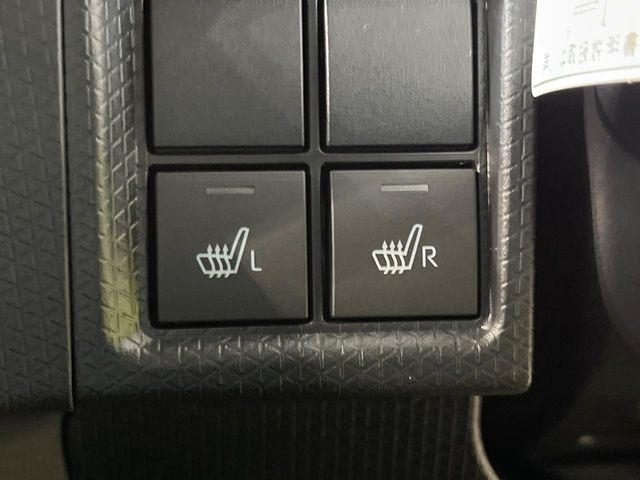 【シートヒーター】寒い日に重宝するシートヒーター!エアコンより早く温まってくれるので寒がりの人も安心ですね♪エアコンの温風は乾燥するから苦手、という方にもをおすすめです。