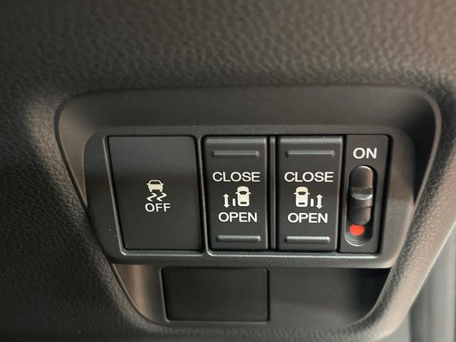 【両側パワースライドドア】スマートキーや運転席のスイッチで後席両側スライドドアの開閉が可能♪電動だから力を入れてドアを開ける必要がありません。
