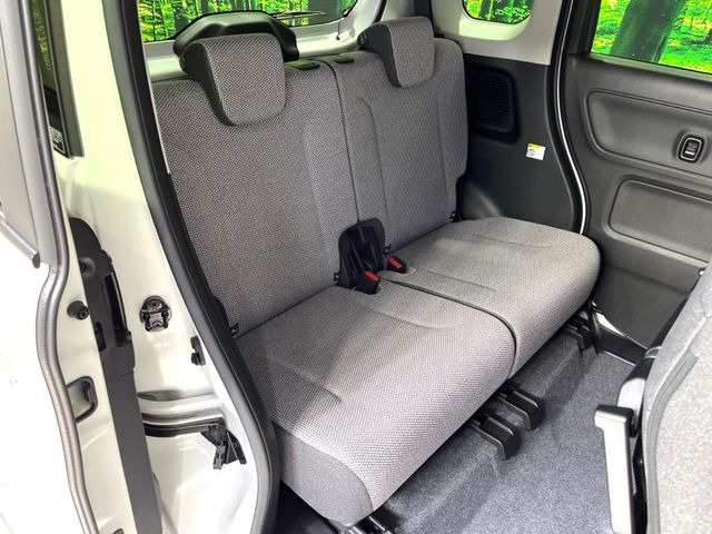 広々とした2列目シートは居住性が高く、居心地も快適!友達や家族とのお出かけにぴったりです。ベビーシートやチャイルドシート使用時も快適にお過ごしいただける十分な空間を確保しています。