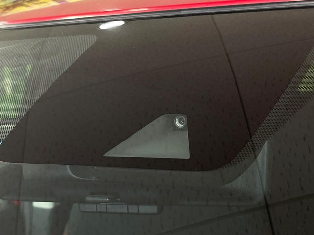 �y�C���e���W�F���g�G�}�[�W�F���V�[�u���[�L�z�t�����g�J�����őO���̎ԗ�����s�҂����m�B�Փ˂������Ȏ��͏Փ˔�Q�y���u���[�L���쓮�A�Փˉ�����T�|�[�g�B�����S�Ƀh���C�u�����y���݂��������܂��B