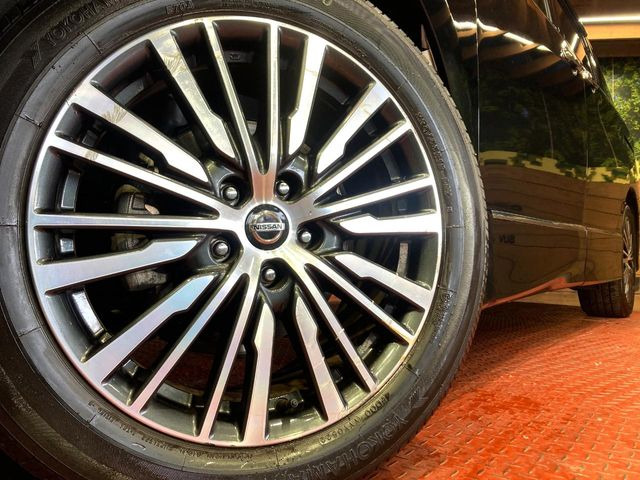 �y����18�C���`�A���~�z�C�[���z�O�ςɃ}�b�`���������A���~�z�C�[���𑕒����Ă���܂��B�e��ЊO�A���~�z�C�[����A�X�^�b�h���X�^�C�����戵�����Ă���܂��B���񂲑��k����������