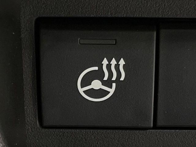 【ステアリングヒーター】冬場に冷たくなりやすい革巻きステアリングを、スイッチ一つで素早く適温に!エアコンよりも早く温まってくれるので、寒い日の運転も快適になりますね♪