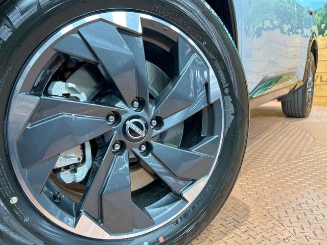 �y����18�C���`�A���~�z�C�[���z�O�ςɃ}�b�`���������A���~�z�C�[���𑕒����Ă���܂��B�e��ЊO�A���~�z�C�[����A�X�^�b�h���X�^�C�����戵�����Ă���܂��B���񂲑��k����������