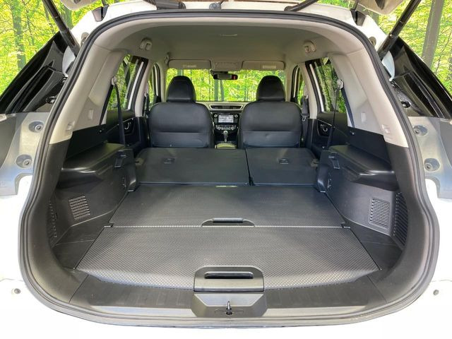 ラゲッジルームは、大容量のスペースを確保。普段のお買い物からレジャーまで、幅広く活躍してくれます!また、リアシートを倒すことでバリエーション豊かにお使いいただけます。