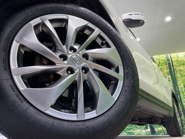 【純正18インチアルミホイール】外観にマッチした純正アルミホイールを装着しております。各種社外アルミホイールや、スタッドレスタイヤも取扱いしております。是非ご相談ください♪
