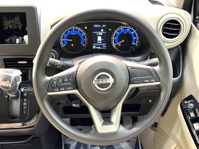 �C���e���A�ɍ��킹���f�U�C���̃X�e�A�����O�́A�^�]�������̂��Ƃ��l���A�^�]���₷���`��A�傫���ł��B�����x�A���ۂɐG���Ă��m���߂��������B