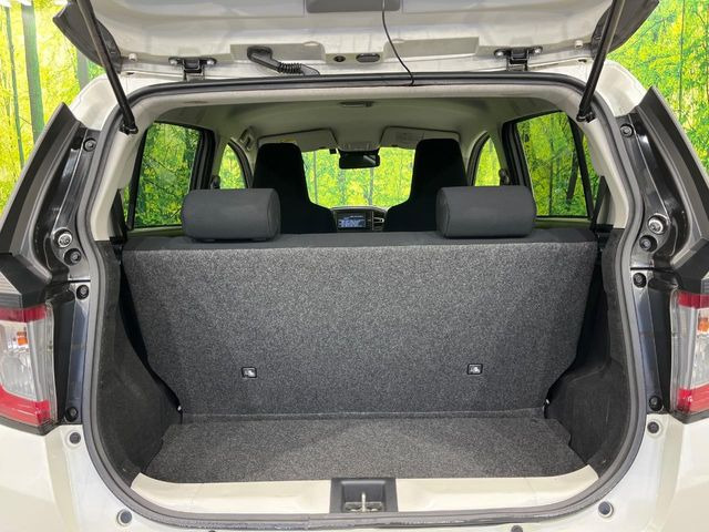 ���i�̂���������ʋ΁A���}���ɏ\���ȉ׎��X�y�[�X���m�ۂ��Ă���܂��B�Z�J���h�V�[�g��|���ƁA�傫�ȉו��̐ύڂ��\�ł���