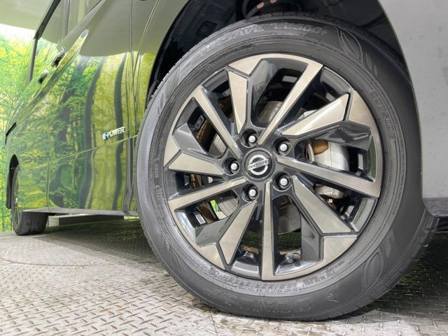 【グレード専用純正16インチアルミホイール】デザイン性の高い純正アルミホイールを装着しております。各種社外アルミホイールや、スタッドレスタイヤも取扱いしております。是非ご相談ください♪