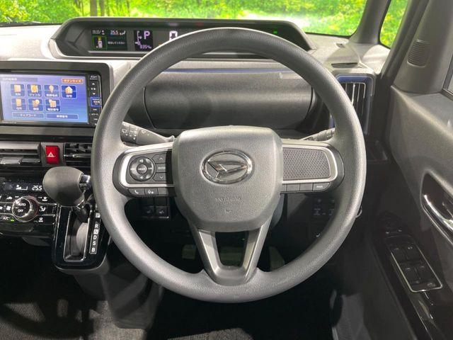 �C���e���A�ɍ��킹���f�U�C���̃X�e�A�����O�́A�^�]�������̂��Ƃ��l���A�^�]���₷���`��A�傫���ł��B�����x�A���ۂɐG���Ă��m���߂��������B