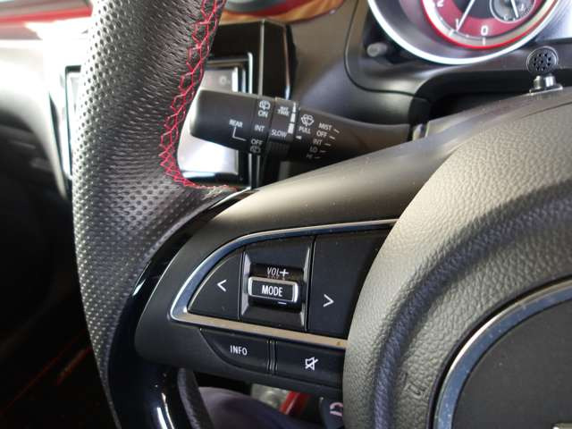 便利なステアリングスイッチ付き
