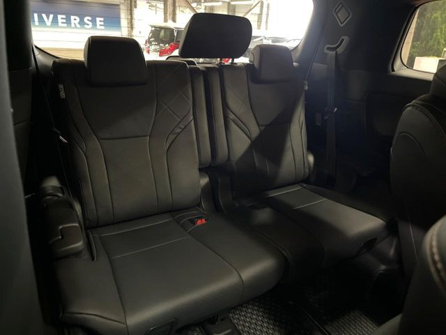 3列目シートはもちろん状態良好☆大人でもゆったりと座って頂けますので、大人数でのお出かけもラクラクです♪ご家族で、気の知れた仲間で、ドライブに行くのが楽しみですね♪