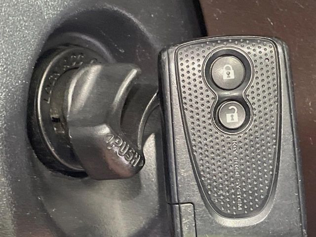 【スマートキー】カバンやポケットに入れたままでもドアの施錠・解錠が可能なスマートキーを装備。エンジンのオン・オフ時もカギを取り出す必要が無いからとっても便利です♪