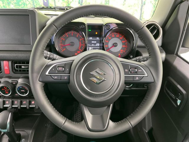 �C���e���A�ɍ��킹���f�U�C���̃X�e�A�����O�́A�^�]�������̂��Ƃ��l���A�^�]���₷���`��A�傫���ł��B�����x�A���ۂɐG���Ă��m���߂��������B