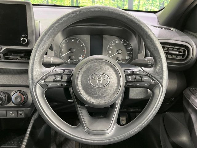 �C���e���A�ɍ��킹���f�U�C���̃X�e�A�����O�́A�^�]�������̂��Ƃ��l���A�^�]���₷���`��A�傫���ł��B�����x�A���ۂɐG���Ă��m���߂��������B