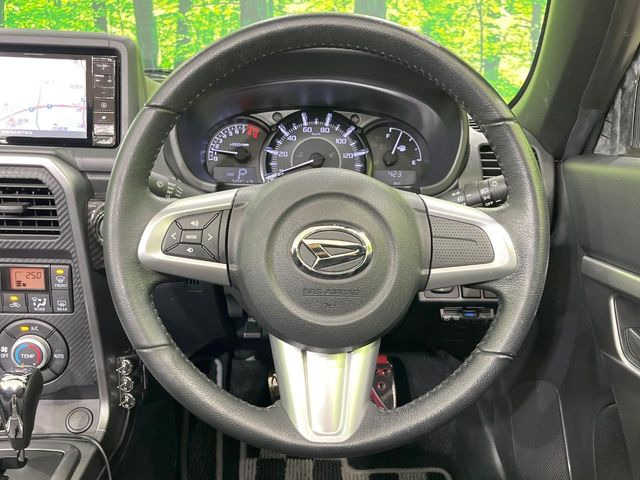 �C���e���A�ɍ��킹���f�U�C���̃X�e�A�����O�́A�^�]�������̂��Ƃ��l���A�^�]���₷���`��A�傫���ł��B�����x�A���ۂɐG���Ă��m���߂��������B