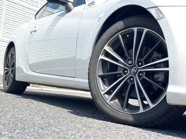 �y�����A���~�z�C�[���z�O�ςɃ}�b�`���������A���~�z�C�[���𑕒����Ă���܂��B�e��ЊO�A���~�z�C�[����A�X�^�b�h���X�^�C�����戵�����Ă���܂��B���񂲑��k����������