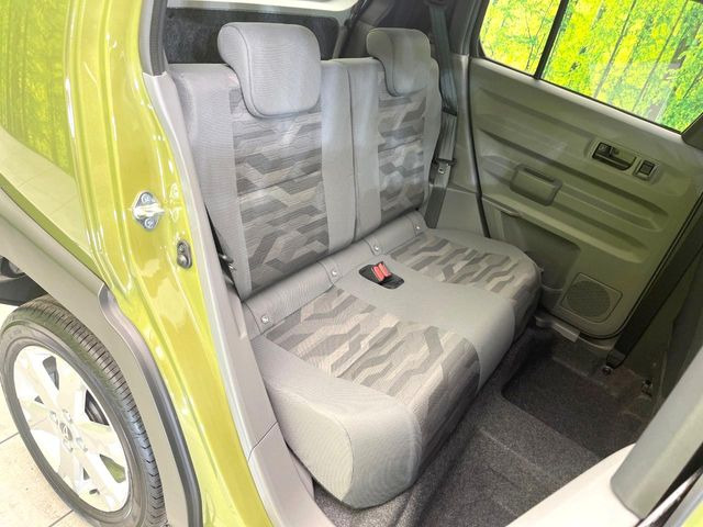 後部座席も気になるようなキズ・汚れやへたり等、大きなダメージはなく、良好な状態です。