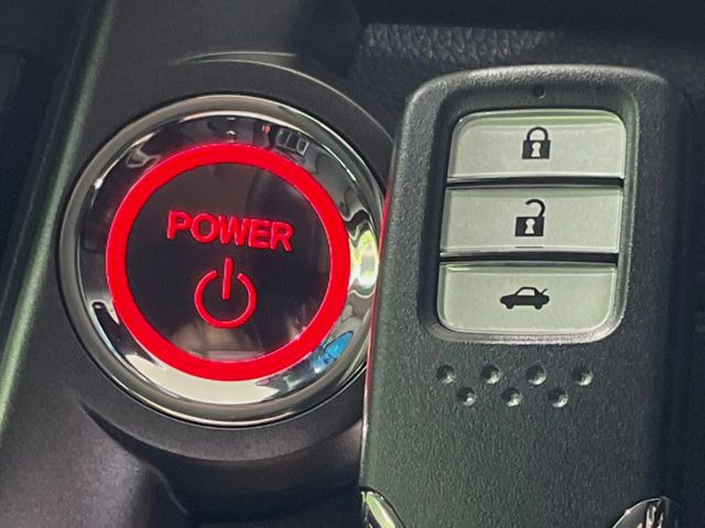 �yHonda�X�}�[�g�L�[�z�J�o����|�P�b�g�ɓ��ꂽ�܂܂ł��h�A�̎{���E�������\�ȃX�}�[�g�L�[�𑕔��B�G���W���̃I���E�I�t�����J�M�����o���K�v����������Ƃ��Ă��֗��ł���