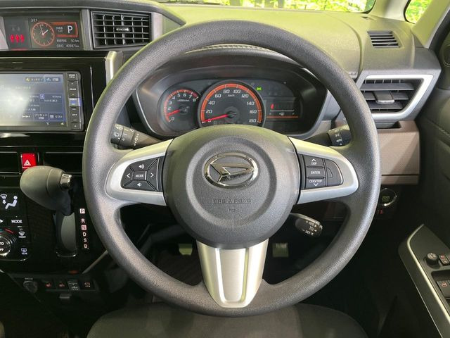 �C���e���A�ɍ��킹���f�U�C���̃X�e�A�����O�́A�^�]�������̂��Ƃ��l���A�^�]���₷���`��A�傫���ł��B�����x�A���ۂɐG���Ă��m���߂��������B