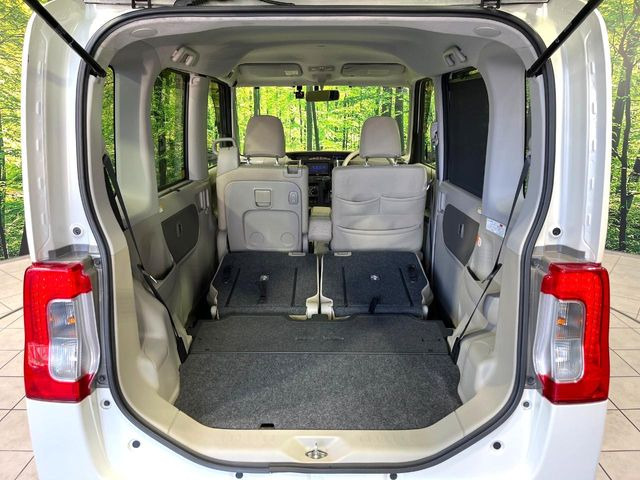 ラゲッジルームは、大容量のスペースを確保。普段のお買い物からレジャーまで、幅広く活躍してくれます!また、リアシートを倒すことでバリエーション豊かにお使いいただけます。
